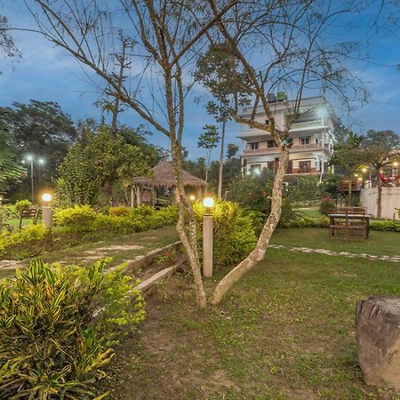 Hotel Riverside With Swimming Pool Sauraha Eksteriør bilde