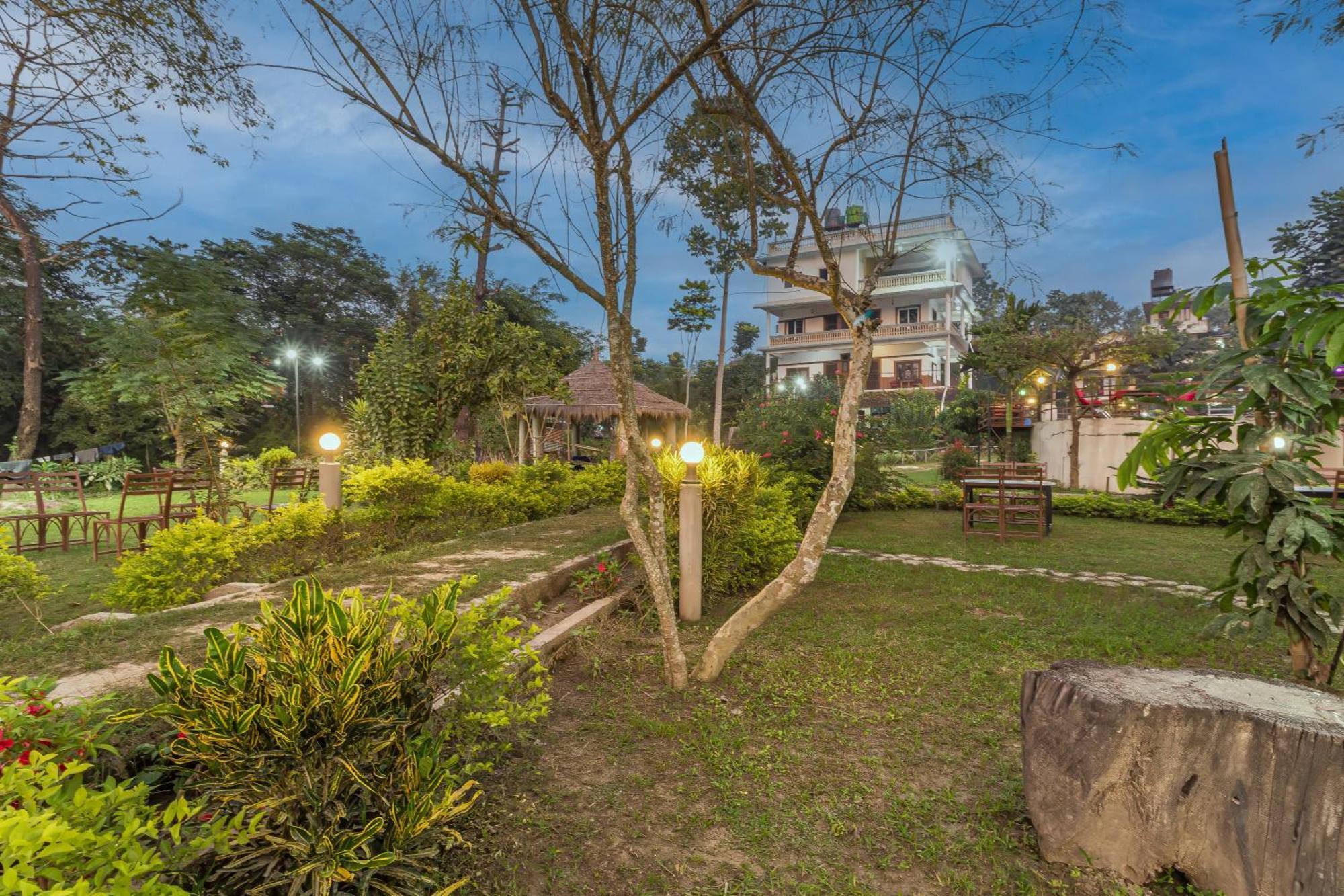 Hotel Riverside With Swimming Pool Sauraha Eksteriør bilde