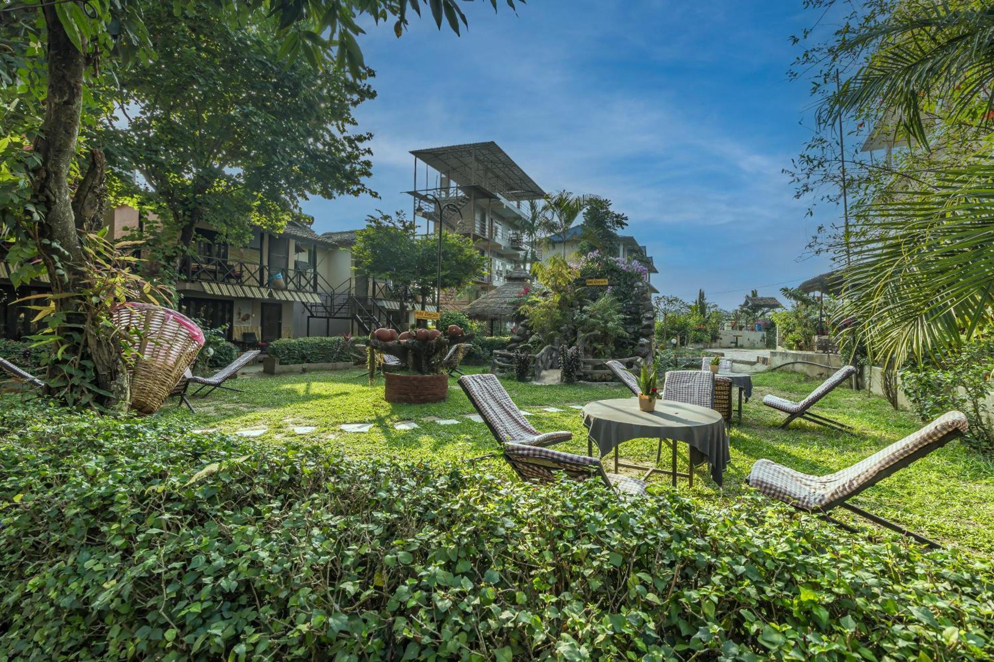Hotel Riverside With Swimming Pool Sauraha Eksteriør bilde