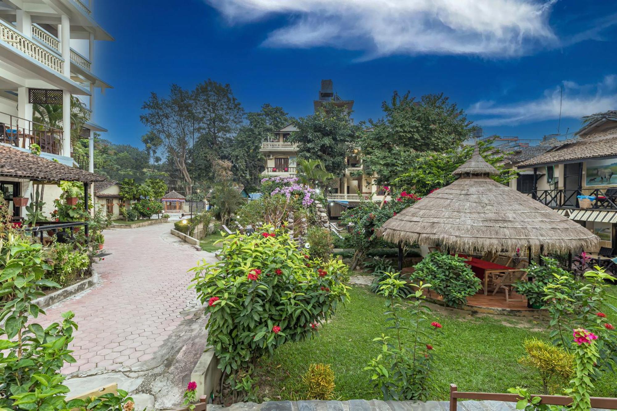 Hotel Riverside With Swimming Pool Sauraha Eksteriør bilde