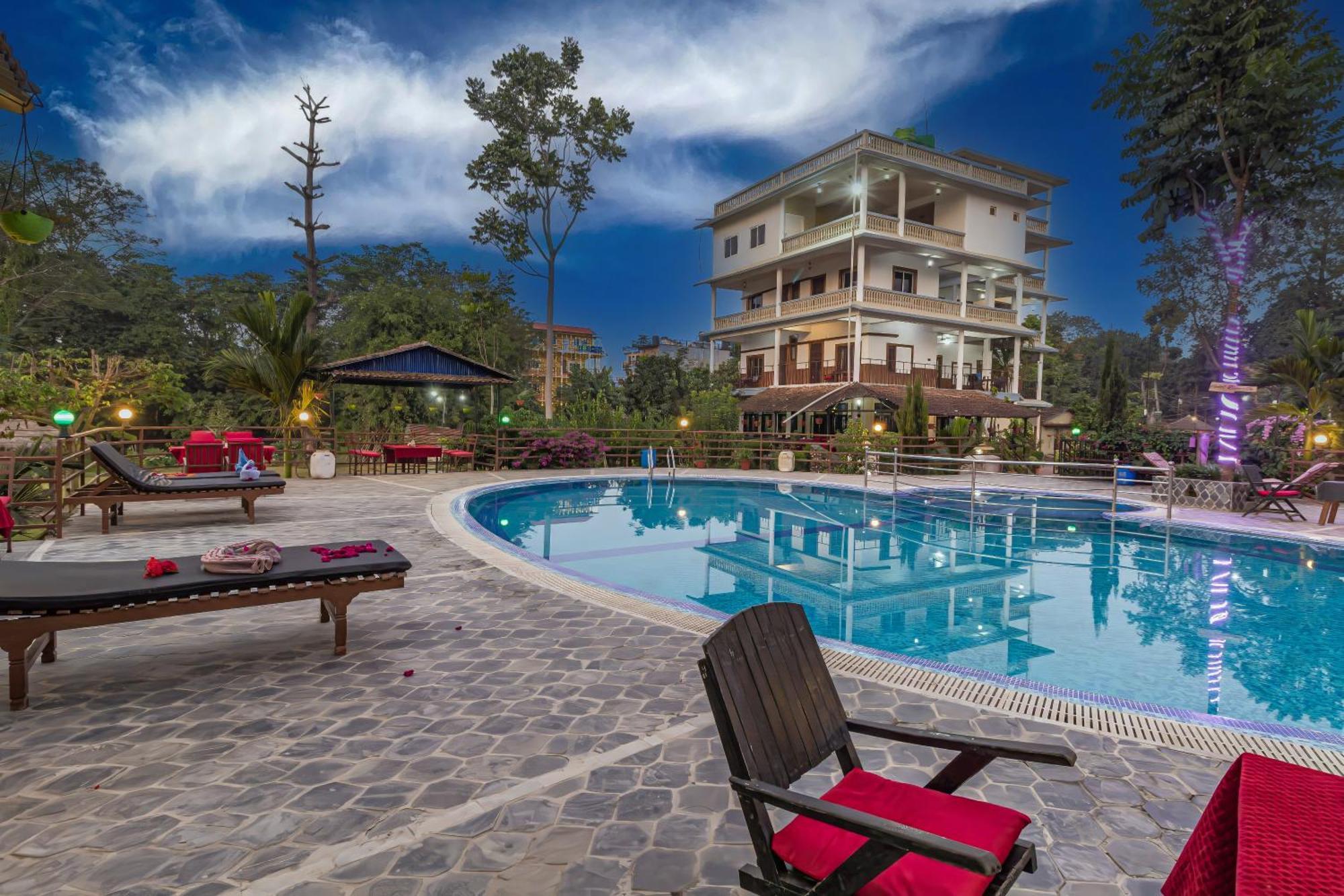Hotel Riverside With Swimming Pool Sauraha Eksteriør bilde