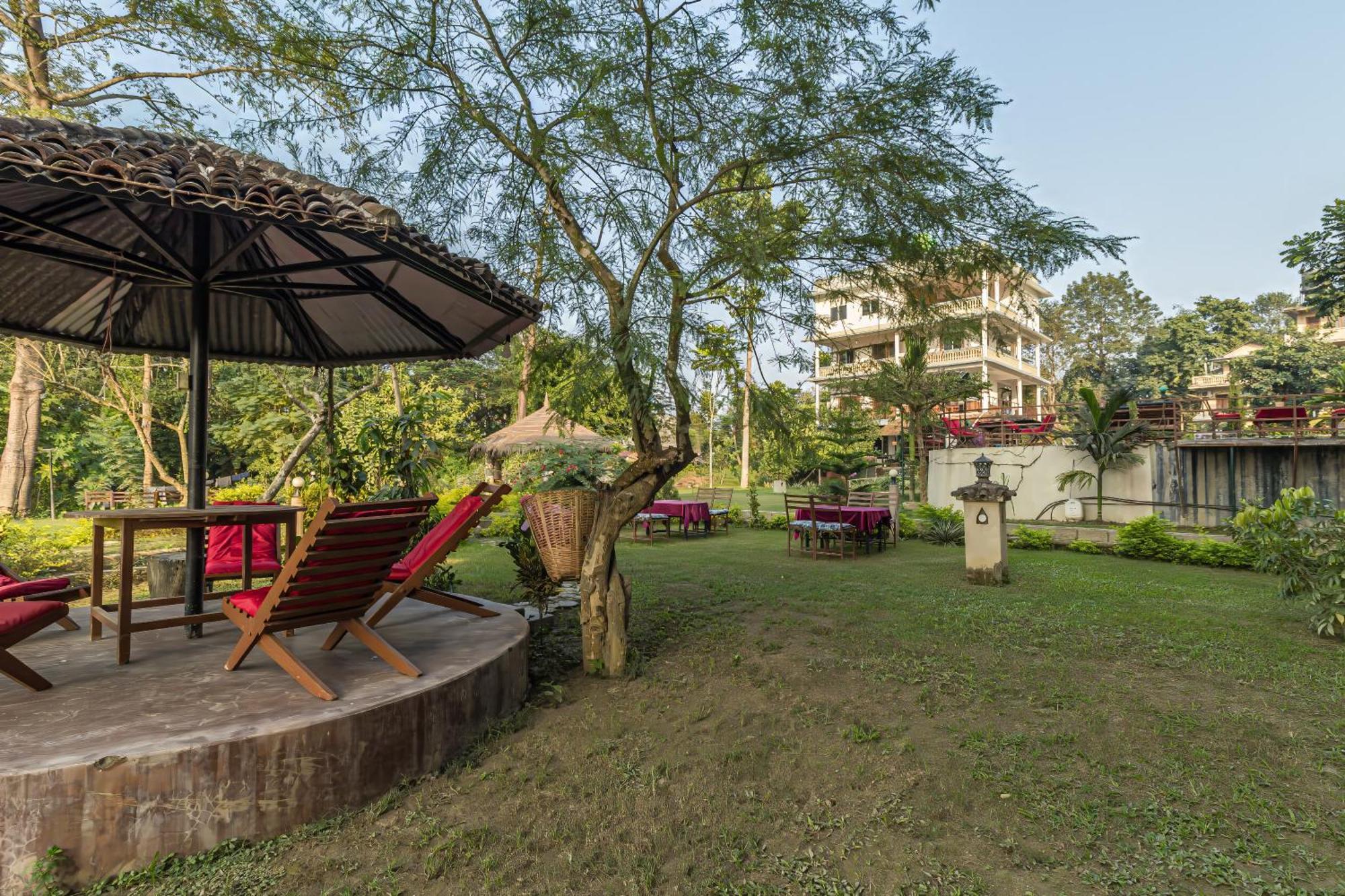 Hotel Riverside With Swimming Pool Sauraha Eksteriør bilde